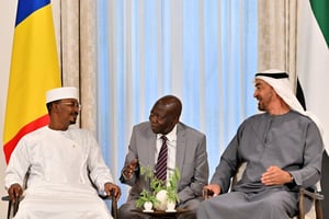 Le Cheikh Mohamed bin Zayed al Nahyan et le président de transition du Tchad, Mahamat Idriss Deby à Abou Dhabi, le 14 juin 2023. © Hassan Al Menhali / UAE’s Ministry of Presidential Affairs / AFP