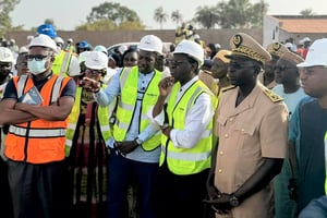 Le ministre de l’Industrie et du Commerce, Serigne Guèye Diop (avec le gilet jaune et les lunettes), a visité l’Agropole Sud en présence de son directeur (à sa gauche), Djily Lo, et du gouverneur Mor Talla Tine (au premier plan en uniforme) le 23 mai 2024.. © Ministère de l’Industrie et du Commerce
