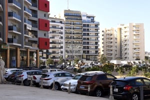 Les loyers de l’immobilier ont flambé dans l’agglomération de Dakar, qui compte près de 4 millions d’habitants (dont 1,2 millions intra muros), soit près d’un quart de la population sénégalaise. Alors que le salaire moyen mensuel est inférieur à 125 000 F CFA (190 euros), il faut débourser environ 150 000 F CFA par mois pour espérer se loger dans un appartement classique en périphérie de la capitale. © SEYLLOU/AFP
