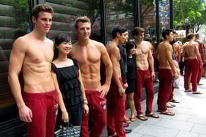 Des mannequins posent devant un magasin Abercrombie & Fitch à Singapour, en décembre 2011. © REUTERS/Claro Cortes IV