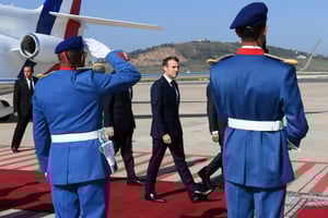 Emmanuel Macron à l’aéroport de Tanger, le 15 novembre 2018. © CHRISTOPHE ARCHAMBAULT / POOL / AFP
