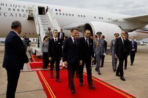Le roi du Maroc, Mohammed VI, accompagne le président français, Emmanuel Macron, à son arrivée dans la capitale Rabat, le 28 octobre 2024. © Ludovic MARIN / POOL / AFP