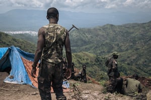 Soldats des Forces armées de la RDC au dessus de la ville de Kibirizi, contrôlée par la rébellion du M23, dans la province du Nord Kivu, en mai 2024. © Alexis Huguet / AFP