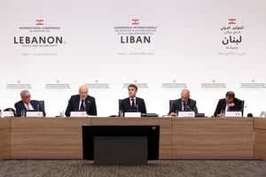 Abdallah Bou Habib, ministre des Affaires étrangères libanais, Najib Mikati, Premier ministre du Liban, le président français Emmanuel Macron, Jean Noël Barrot et Sébastien Lecornu, ministres français des Affaires étrangères et des Armées, à Paris le 24 octobre. © Alain Jocard / POOL / AFP