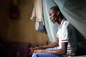 Dans le documentaire « Eaux troubles », la réalisatrice Blanca Muñoz suit Mouhamed Oualy, un migrant déterminé à laisser derrière lui une existence dépourvue de tout horizon. © BBC