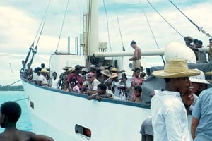 Le navire MV Nordvaer quittant East Point Plantation, Diego Garcia, archipel des Chagos, vers avril 1969. © Kirby Crawford/Human Rights Watch
