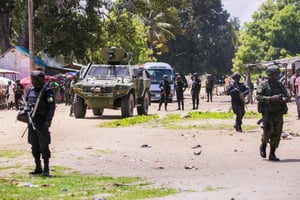 Les unités spéciales rwandaises de lutte contre le terrorisme et la police mozambicaine patrouillent dans les rues de la ville de Palma, le 18 décembre 2023. © CYRILE NDEGEYA/Anadolu via AFP