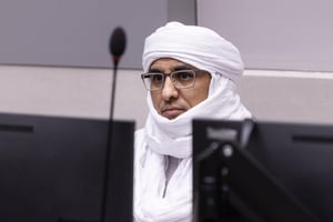 Le Malien Al Hassan Ag Abdoul Aziz Ag Mohamed Ag Mahmoud attendant le verdict de la CPI, le 20 novembre 2024. © EVA PLEVIER/POOL/EPA via MAXPPP