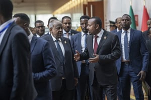 Le président djiboutien Ismaïl Omar Guelleh (à g.) s’entretient avec le Premier ministre éthiopien, Abiy Ahmed (à dr.), lors du 37e sommet de l’Union africaine, le 17 février 2024, à Addis-Abeba. © MICHELE SPATARI/AFP