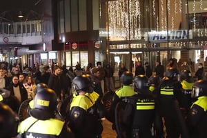 Extrait d’une vidéo montrant les forces de l’ordre devant la Johan Cruiff ArenA, stade de l’Ajax, le 7 novembre dernier. © InterVision/AP/SIPA