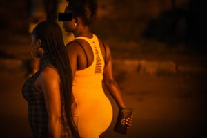 À Yaoundé, chaque travailleuse du sexe doit s’acquitter d’un ticket d’entrée dont le prix évolue en fonction des zones de la ville. © PIUS UTOMI EKPEI / AFP