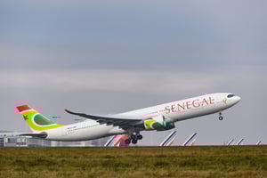 Décollage de l’A230 d’Air Sénégal, à l’aéroport de Paris Charles de Gaulle, en janvier 2022. © Jacques Witt/SIPA