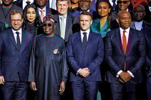 Le président français, Emmanuel Macron (centre dr.), le président nigérian, Bola Tinubu (centre g.), le ministre français de l’Économie, Antoine Armand (à g.), et Tony Elumelu, président de l’UBA (à dr.), à Paris, le 28 novembre 2024. © Sarah Meyssonnier / POOL / AFP