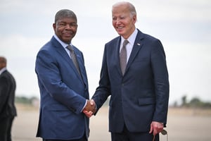 Le président angolais João Lourenço serrant la main au président américain Joe Biden, le 4 décembre 2024. © ANDREW CABALLERO-REYNOLDS / AFP