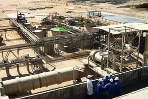 L’usine de traitement des minerais de la Somaïr, à Arlit, au Niger. © Pierre Verdy / AFP