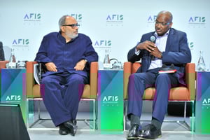 Carlos Lopes, professeur d’économie à l’Université du Cap, et Patrick Njoroge, l’ancien gouverneur de la banque centrale du Kenya à Casablanca, le 10 décembre 2024. © AFIS