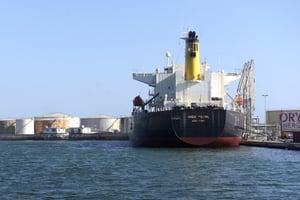 Le pétrolier « High Pearl » dans le port autonome de Dakar, le 2 mars 2018. © SEYLLOU/AFP