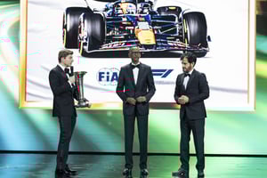 Max Verstappen, vainqueur de la saison 2024 de F1, le président rwandais Paul Kagame et le président de la FIA Mohammed Ben Sulayem à l’assemblée générale de la Fédération internationale de l’automobile à Kigali, le 13 décembre 2024. © FLICKR PAUL KAGAME