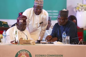 Le président nigérian Bola Ahmed Tinubu (à gauche) et le président de la commission de la Cedeao, Omar Alieu Touray (à droite), lors de la séance d’ouverture de la conférence des chefs d’État et de gouvernement de la Cedeao, le 15 décembre 2024, à Abuja, au Nigeria. © Kola Sulaimon/AFP