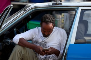 En intégrant des services diversifiés et des technologies avancées, le mobile money est à la croisée des enjeux technologiques, économiques et sociaux. © REUTERS/Tiksa Negeri