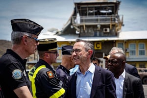 Le ministre français de l’Intérieur, Bruno Retailleau, à son arrivée à Mayotte, le 16 décembre 2024, après le passage du cyclone Chido. © Sécurite Civile/AFP