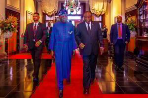 Le président nigérian, Bola Tinubu (à g.) avec le président sud africain, Cyril Ramaphosa, au Cap, en Afrique du Sud, le 3 décembre 2024. © Nigeria Presidency / Anadolu via AFP