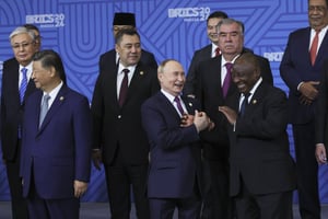 Le président russe, Vladimir Poutine, et le président sud-africain, Cyril Ramaphosa, lors de la photo de famille au sommet des Brics à Kazan, le 24 octobre 2024. © Maxim Shipenkov/AP/SIPA