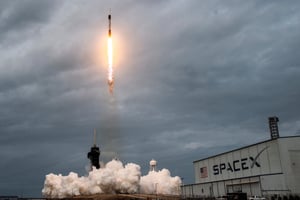 Des découvertes de débris spatiaux construits par l’homme se sont déjà produites, comme en 2022 lorsqu’une partie d’une capsule Dragon de SpaceX avait atterri sur une ferme en Australie. © CHANDAN KHANNA / AFP