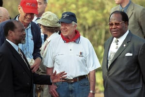 L’ex président mozambicain Joaquim Chissano (à g.) s’entretient avec l’ancien président américain Jimmy Carter et leur homologue malawien Bakili Muluzi, le 6 juin 2002. © RAJESH JANTILAL/AFP