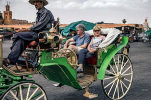 Des touristes sur la place Jemaa el Fnaa à Marrakech, le 12 mai 2022. © FADEL SENNA / AFP