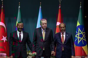 Le président turc, Recep Tayyip Erdogan (au c.), avec le président somalien, Hassan Cheikh Mohamoud (d.), et le Premier ministre éthiopien, Abiy Ahmed (g.), à Ankara, en Turquie, le 11 décembre 2024. © Mehmet Ali Ozcan / Anadolu / Anadolu via AFP