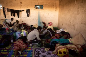 Chaque semaine, des centaines de migrants renvoyés d’Algérie se retrouvent à Assamaka, le premier village à la frontière du Niger. © STANISLAS POYET / AFP