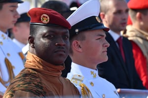 Le capitaine Ibrahim Traoré (à g), assiste au défilé du Jour de la Marine à Saint-Pétersbourg, le 30 juillet 2023. © AFP