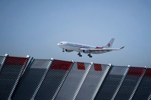 Un Airbus A320 d’Air Algérie atterrit à l’aéroport Roissy Charles de Gaulle. © JOEL SAGET / AFP