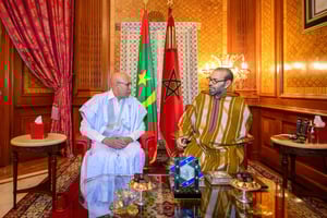 Mohamed Ould Cheikh El Ghazouani (à g.) et le roi Mohammed VI au palais royal de Casablanca, le 20 décembre 2024. © MAP