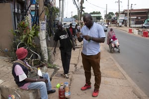 Un vendeur ambulant vend des médicaments traditionnels à Yaoundé, au Cameroun, en avril 2024. © Ahmet Emin Donmez / Anadolu via AFP