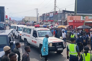 Une cérémonie funéraire est organisée pour les victimes de l’attentat à la bombe contre le camp de réfugiés de Mugunga par le M23, à Goma, en RDC, le 15 mai 2024. © Augustin Wamenya / Anadolu via AFP