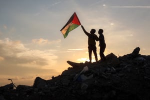 Deux garçons célèbrent le cessez le feu de 42 jours entre le Hamas et Israël annoncé le 15 janvier 2025, à Bureij, dans un camp de réfugiés palestinien de la bande de Gaza. © Eyad BABA / AFP
