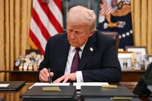 Le président américain Donald Trump signe un décret, dans le bureau ovale de la Maison Blanche, le 20 janvier 2025. © Jim WATSON / POOL / AFP