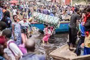 Des déplacés fuyant la région de Minova embarquent avec leurs biens sur un bateau quittant le port de Nzulo, le 21 janvier 2025, pour chercher refuge à Goma. © Jospin Mwisha / AFP