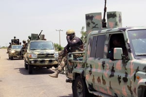 Soldats nigérians patrouillant à Goniri, dans l’État de Yobe (nord est du pays). © AUDU MARTE / AFP