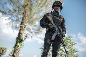 Un soldat de l’armée congolaise montant la garde à Goma, dans l’est de la RDC, le 11 avril 2024. © Wang Guansen/CHINE NOUVELLE/SIPA