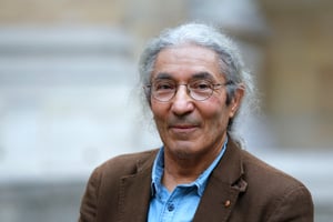 L’écrivain Boualem Sansal pose après avoir reçu le Grand Prix du Roman, à l’Académie française à Paris, en 2015. © FRANCOIS GUILLOT / AFP