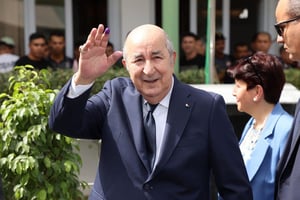 Le président algérien Abdelmadjid Tebboune quittant un bureau de vote après avoir voté à Alger, le 7 septembre 2024. © AFP Photo/Compte de la présidence algérienne