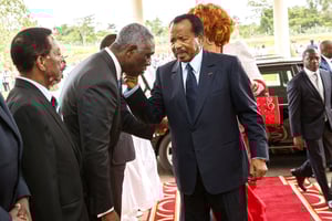 Le président camerounais, Paul Biya, donne des instructions au directeur de son cabinet civil, Samuel Mvondo Ayolo, à l’entrée du palais présidentiel, à Yaoundé. © MABOUP