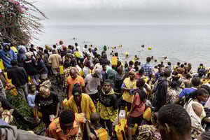 Des habitants se rassemblent pour collecter de l’eau sur les rives du lac Kivu à Goma, le 29 janvier 2025. © AFP