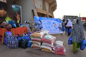 Des habitants de Djibo reçoivent des sacs de riz, des vêtements et de multiples produits collectés par des associations caritatives locales, en 2022. © Issouf SANOGO / AFP