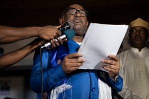 Azali Assoumani s’adresse à ses partisans au siège de son parti à Moroni, en janvier 2024, après avoir été réélu président. © OLYMPIA DE MAISMONT / AFP