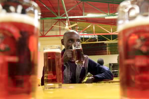 En rachetant la filiale ghanéenne de Diageo, le groupe fondé par Pierre Castel va chasser sur le terrain anglophone face à Heineken. © REUTERS/Tiksa Negeri