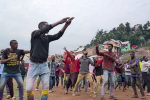 Formation de volontaires après leur inscription au groupe wazalendo pour combattre aux côtés des FARDC contre le groupe armé M23. Stade Funu de Bukavu, le 2 février 2025. © Amani Alimasi / AFP
